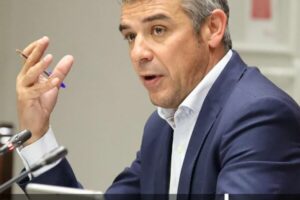 Representante del Gobierno de Canarias hablando en un acto, con texto sobre las 140 solicitudes de subvenciones PEPAC para el sector agrario en Canarias, duplicando las de 2024.